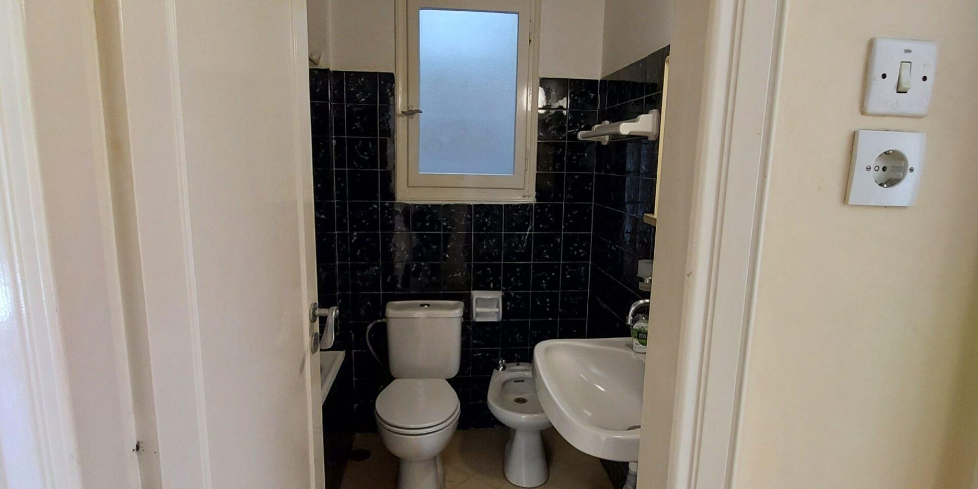 MAIN BATHROOM BEFORE